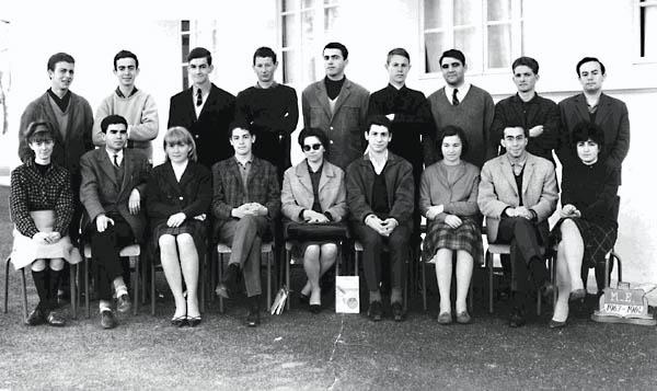 r_1963-1964_term me.jpg - Lycée Regnault - TANGER / MAROC - Année scolaire: 1963-1964. ME Photo fournie par Alain CHOL  Les noms : Debout de gauche à droite.Oleg Vargas, Allan Toledano, Alain Chol, Paul Guignard, David Gozal, Jean Rousseau, Norman Benzaquen, Jean Pierre Hugues, Alain Pomport  Assis de gauche à droite.Marie-Luce Rodière, Bensabbat, Evelyne Gratier, A.Benabdeljelil, Melle Stéphan, Miguel Benatar, Françoise Saguès, Albert Bouhadana, Sara Toledano 